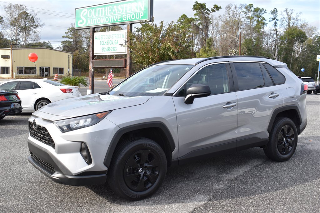 2020 Toyota RAV4 LE's photo