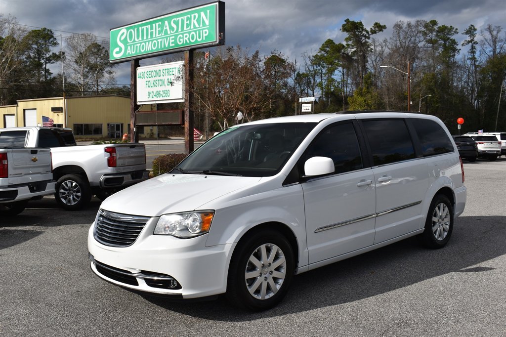 2014 Chrysler Town & Country Touring's photo