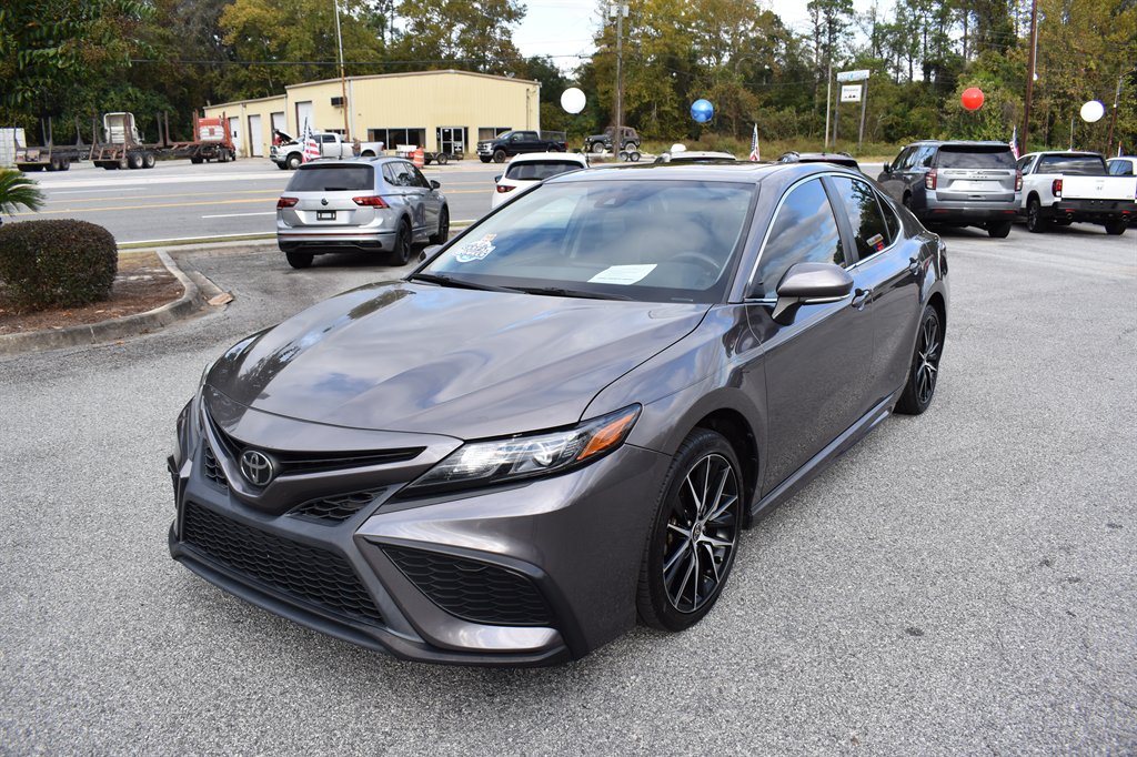 2022 Toyota Camry SE's photo