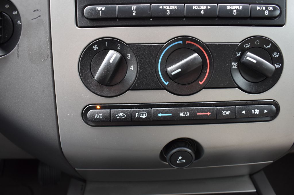 Ford Expedition EL photo 18
